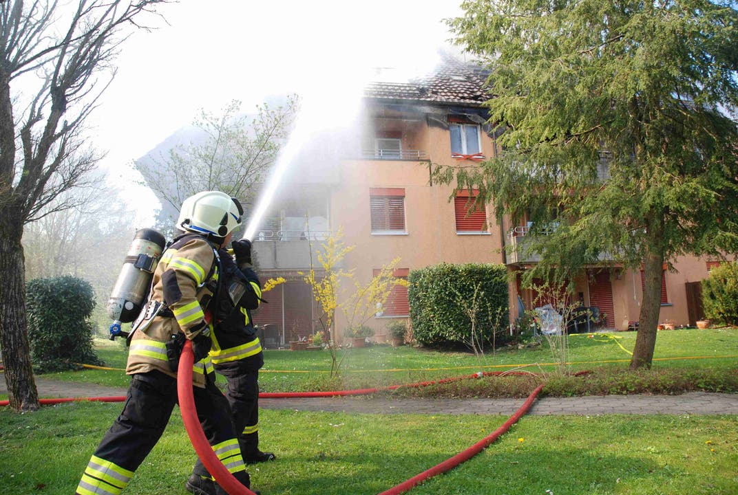 Hägendorf (SO), 17. April Bei einem Brand in einem Mehrfamilienhaus in Hägendorf entstand ein Sachschaden von mehreren 100'000 Franken. Zudem sind mehrere Wohnungen derzeit nicht mehr bewohnbar. Eine Person zog sich leichte Verletzungen zu.