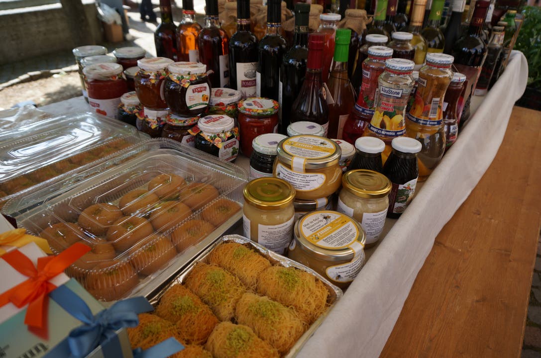 Impressionen vom Frühlingsmarkt in Uitikon Produkte aus Armenien vom Projekt Ziran das Armenien unterstützt