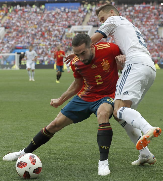 Die Spanier sind optisch überlegen in diesem Spiel gegen die Russen. Hier schirmt Dani Carvajal den Ball gekonnt gegen Denis Cheryshev ab.