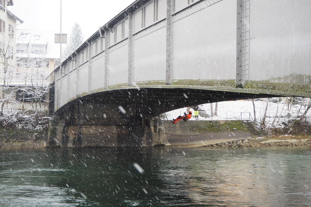 Reussbrücke wird auf Ihren Zustand untersucht Ingenieur Michael Kunz seilt sich ab und inspiziert das Stahlwerk der Reussbrücke