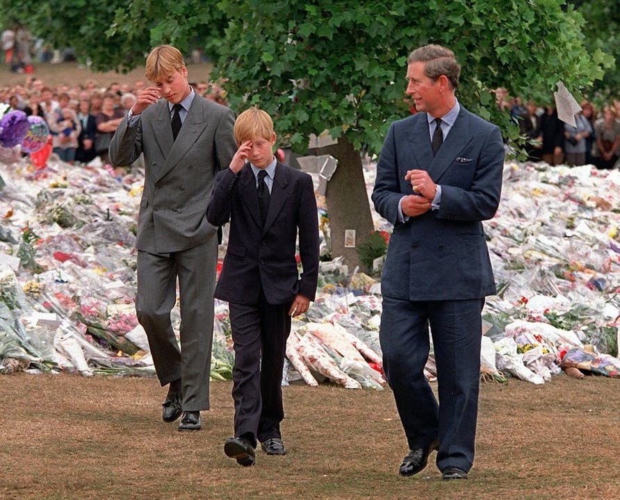 5. September 1997 Prinz William und seine Söhne, damals 13 und 15 Jahre alt, besuchten den Kensington Palace. Davor wurden tausende Blumen im Gedenken an die Prinzessin niedergelegt.