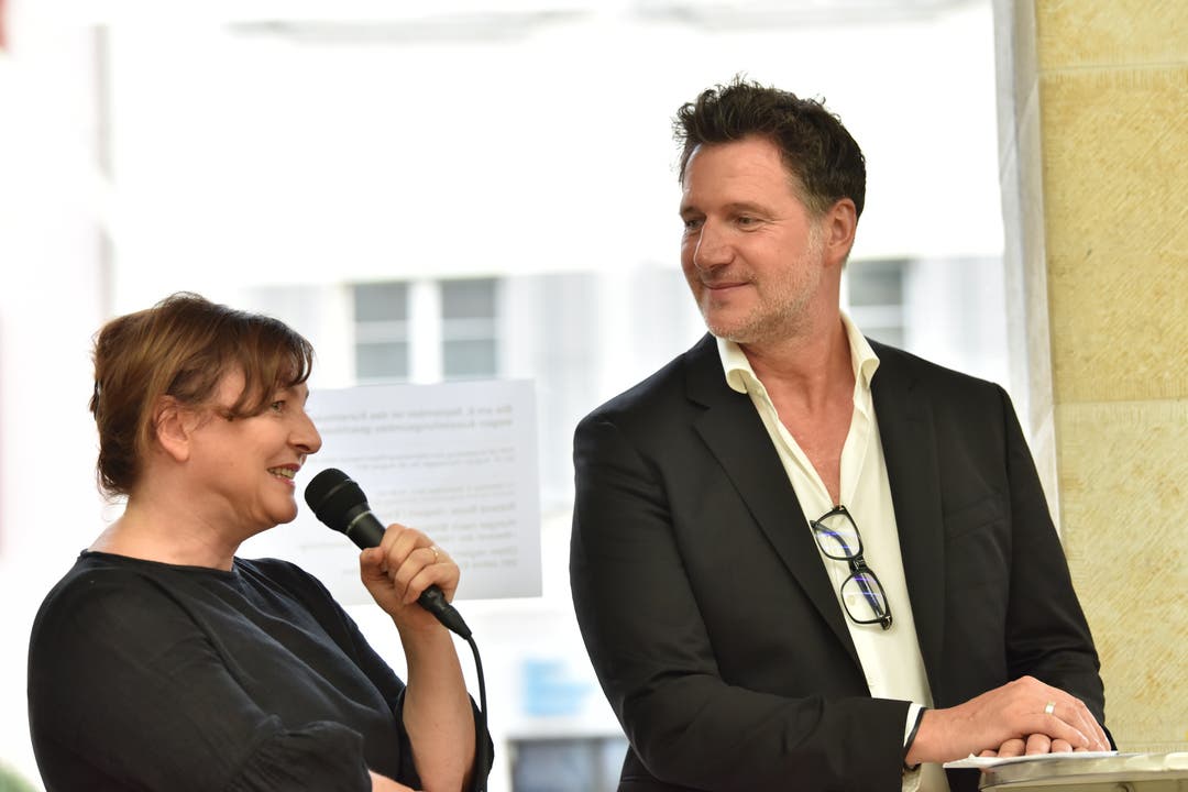  Direktorin des Kunstmuesums Dorothee Messmer mit Marco Grob.