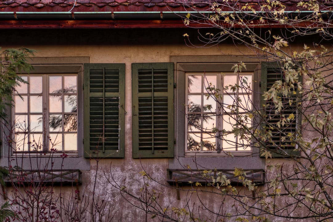 undefined Ein Herbstabend spiegelt sich in alten Fenstern