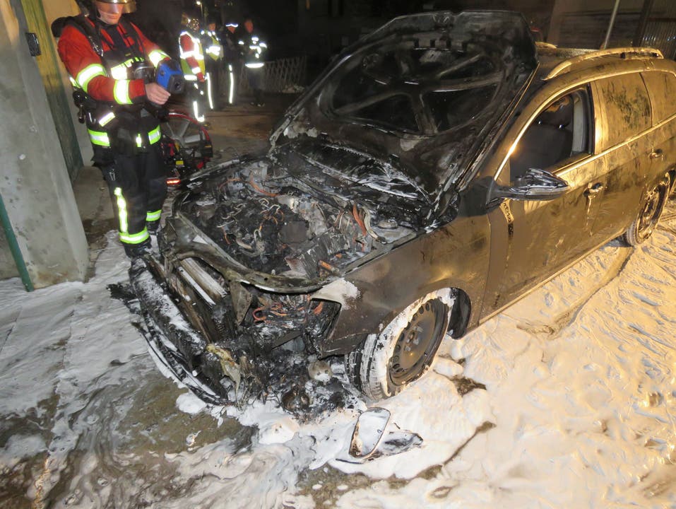 Unterkulm (AG), 1. Dezember In einer Garagen bei einem Mehrfamilienhaus in Unterkulm hat am späten Abend des 1. Dezember ein Auto Feuer gefangen. Der Besitzer hatte es zuvor eingestellt und das Tor geschlossen. Die Brandursache ist nicht bekannt.