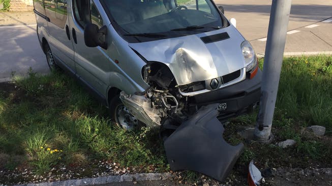 Der betrunkene Lieferwagenfahrer verlor in einem Kreisverkehr in Kaiseraugst die Herrschaft über sein Fahrzeug und prallte frontal gegen eine Strassenlampe.