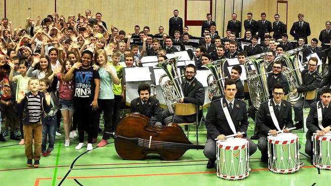 Das Schweizer Rekrutenspiel 16-1/2017 musizierten im Rahmen der mit den Kindern der Primarschule Laupersdorf.