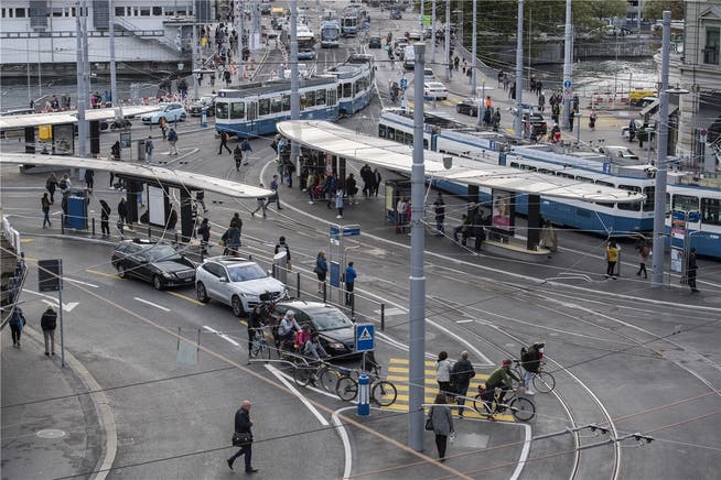 Am Central in Zürich kreuzen sich Fussgänger, Pendler, Automobilisten und Benutzer des öffentlichen Verkehrs. Keystone