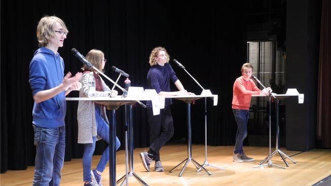 Die vier Finalisten von links nach rechts: Jonathan Daum, Anne-Sophie Skarabis, Nilo Cavalli und Henry Töpel, alle sind 16 jahre alt.