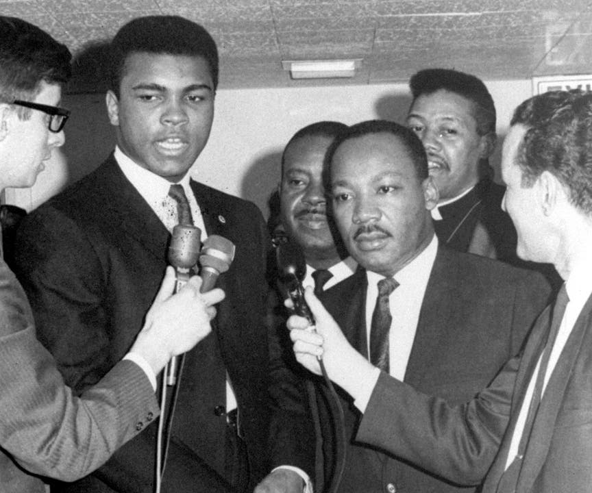 29. März 1967: Muhammad Ali und Dr. Martin Luther King sprechen mit Reportern.