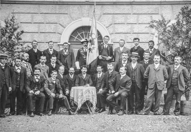 Ein Bild aus glücklicheren Zeiten: Im Jahr 1900 zählte der Männerchor Oensingen rund 30 Mitglieder, hier aufgestellt vor dem alten Schulhaus.