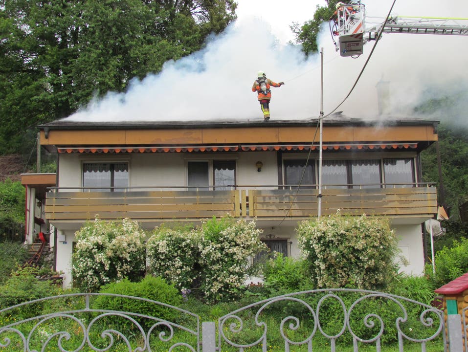 Kaisten (AG), 14. Mai Von einem Schopf breiteten sich Flammen auf ein Einfamilienhaus aus und richteten grossen Schaden aus. Die Löscharbeiten dauerten gegen drei Stunden.