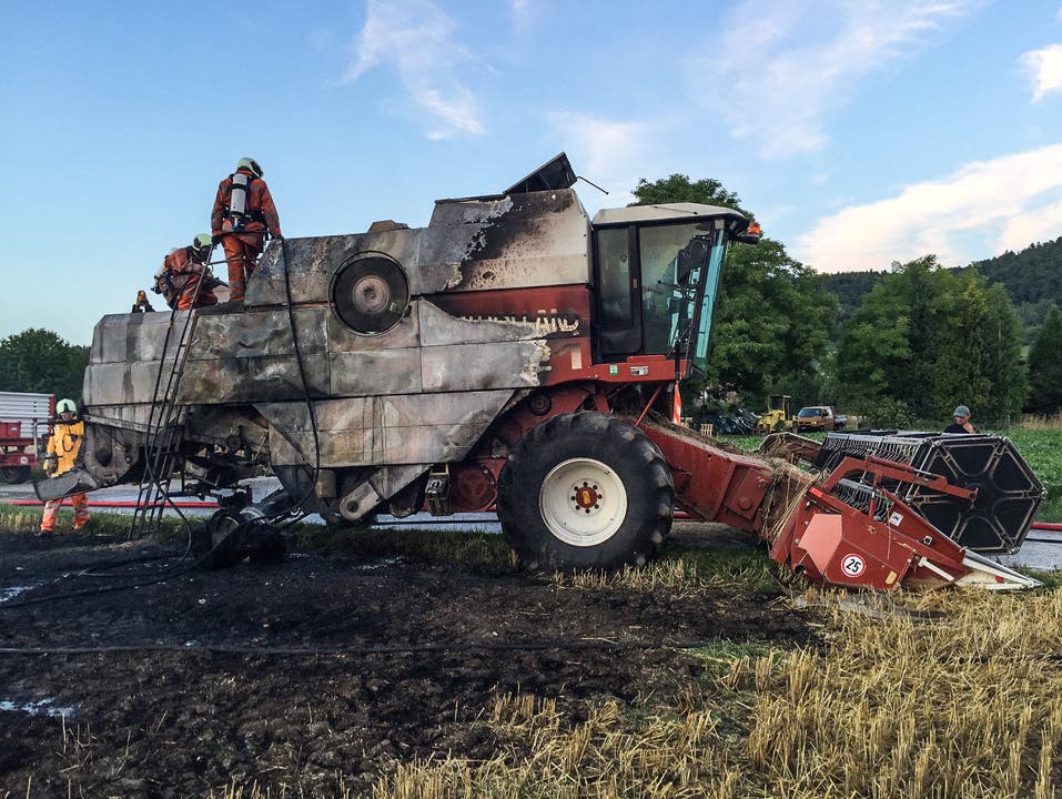 Unterstammheim (ZH), 17.Juli Beim Brand eines Mähdreschers auf einem Feld ist ein Sachschaden von über hunderttausend Franken entstanden. Verletzt wurde niemand.