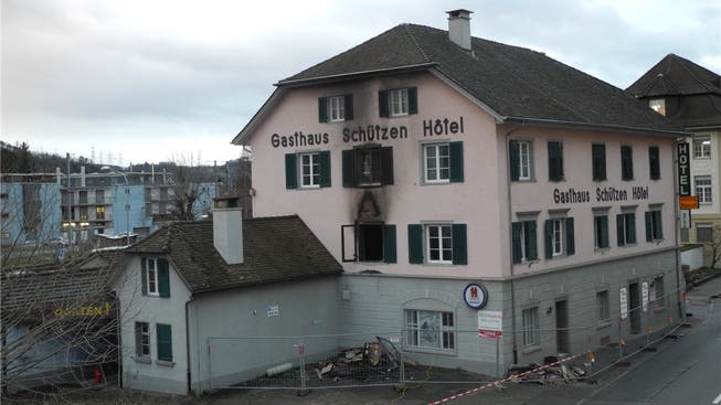 Am Montagabend brannte es mehrere Stunden im ehemaligen Hotel Schützen in Laufenburg. Es entstand ein Sachschaden von rund 650000 Franken.