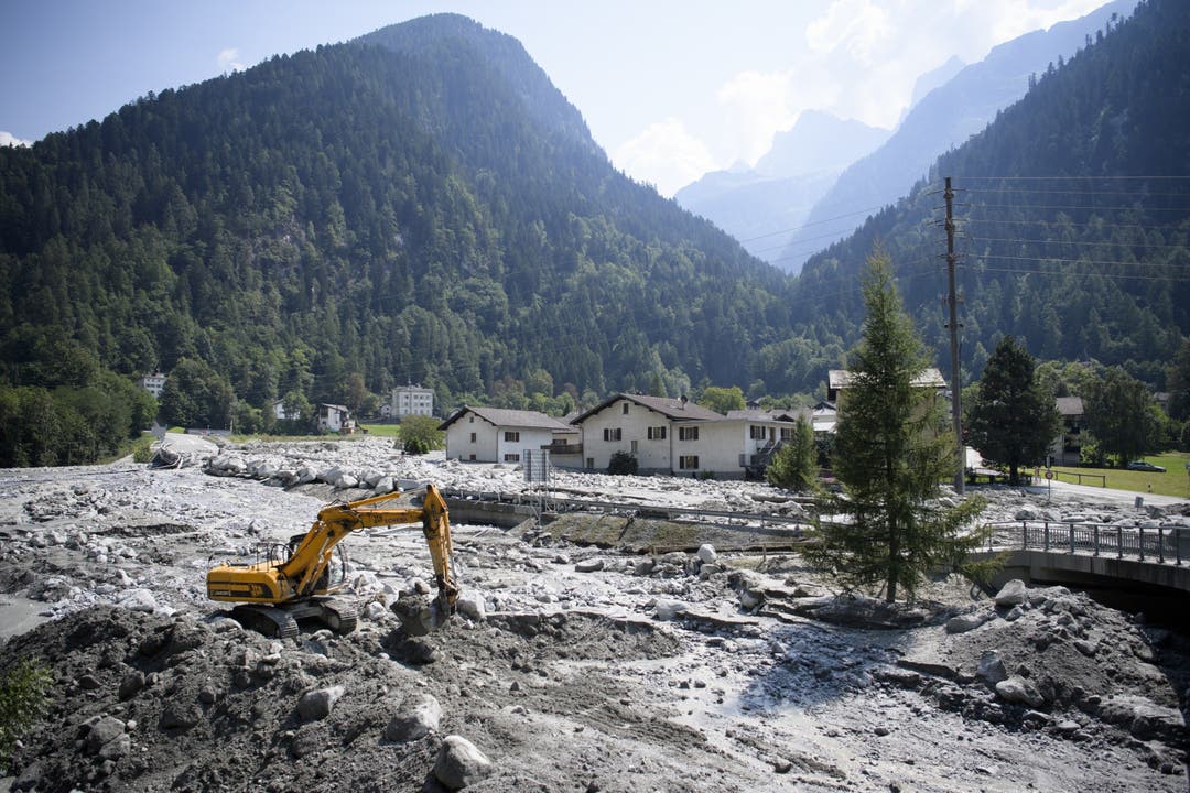 Vier Millionen Kubikmeter Material waren am Mittwoch abgebrochen und in das Seitental Val Bondasca gestürzt, von wo aus ein Teil des Abbruchs bis ins Haupttal Bergell vor das Dorf Bondo geschoben wurde.