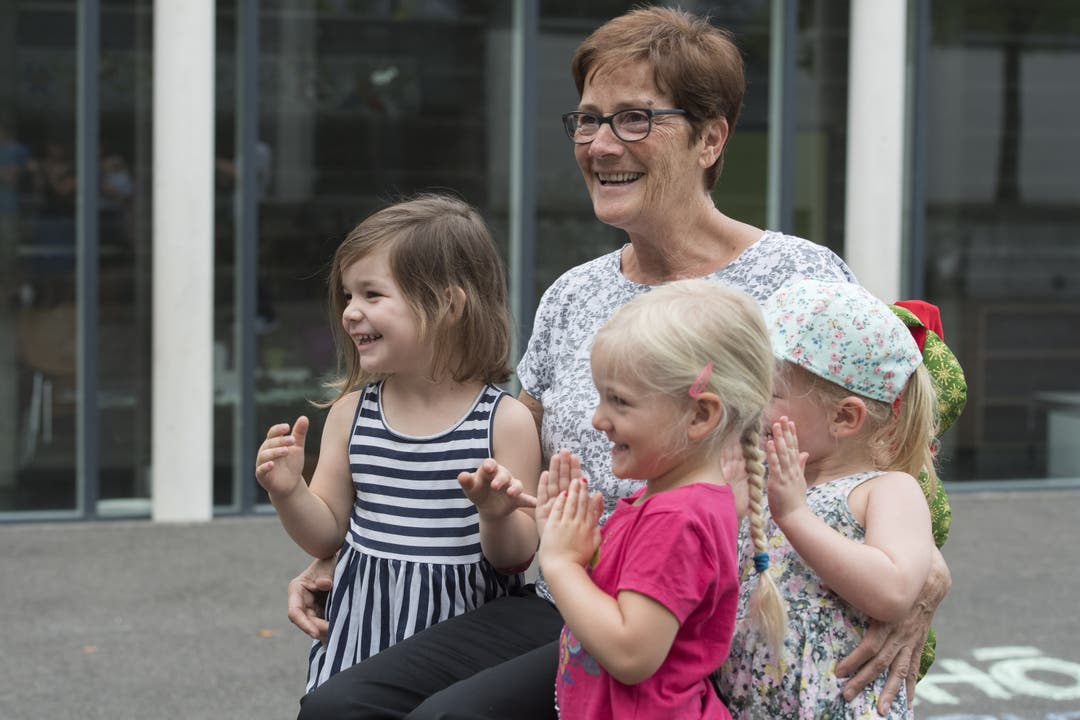 Pensionierung Doris Zehnder Doris Zehnder mit Enkelinnen. Doris Zehnder wird nach 29 Jahren als Sekretärin und Schulverwalterin an der Schule Hinterbächli Oberrohrdorf pensioniert, 7. Juli 2017.