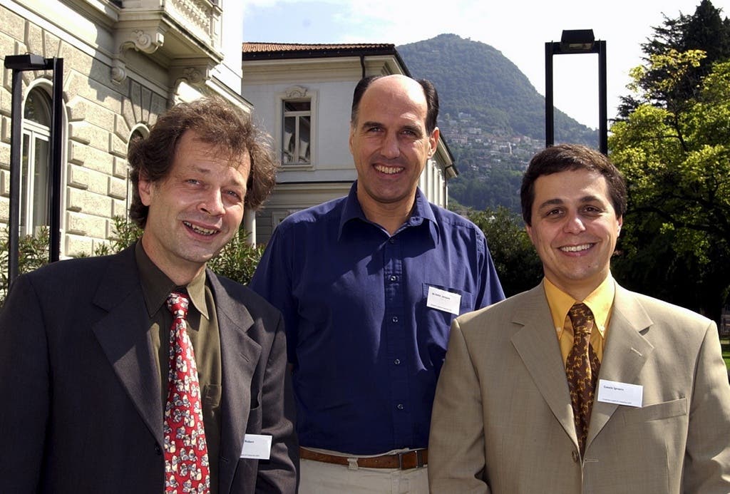 Von 1996 bis 2008 amtet er als Tessiner Kantonsarzt. Hier posiert er 2002 mit Robert Hämmig (Gesellschaft für Suchtmedizin, links) und Jacques de Haller (Gesellschaft für Allgemeinmedizin).