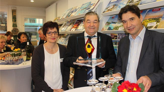 Stadtpräsident François Scheidegger (rechts) überreichte Inhaber Rolf Probst und seiner Mitarbeiterin Christina Habegger ein Geschenk der Stadt.
