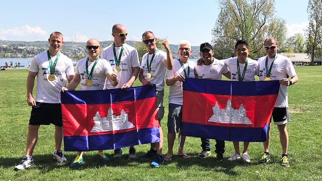 Kaputt, aber glücklich: Chork Chhit (3.v.l.) und seine Freunde haben erfolgreich den Zürich Marathon absolviert und Spenden für Kambodscha gesammelt.