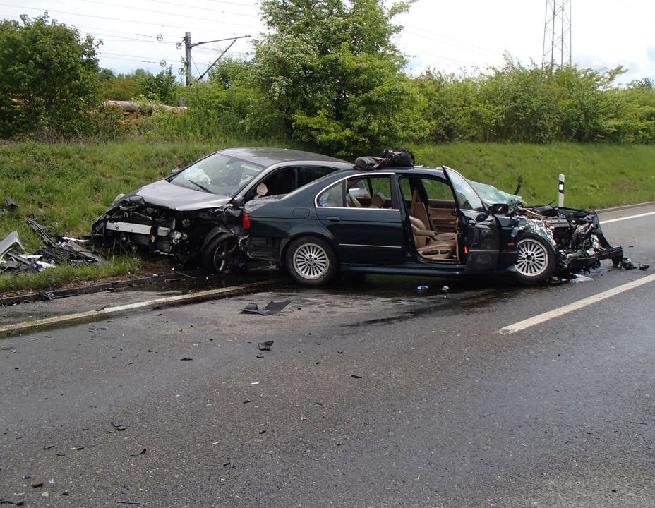 Hausen (AG), 13. Mai 2017 Eine Frontalkollision auf der Umfahrungsstrasse fordert 3 Verletzte.