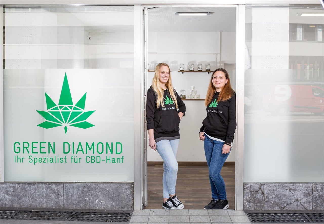 Baden - Blütezeit Für Schwachen Hanf: Erster Legaler Cannabis-Shop In ...