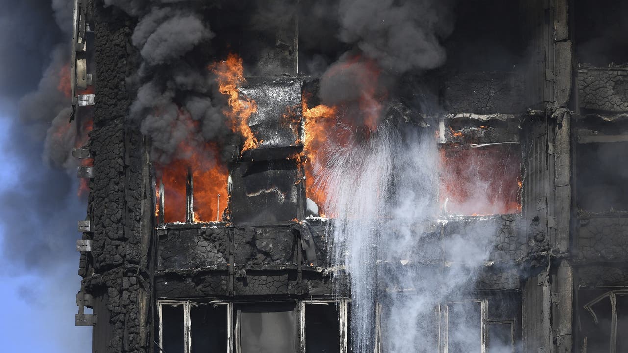 Londoner Hochhaus steht in Flammen