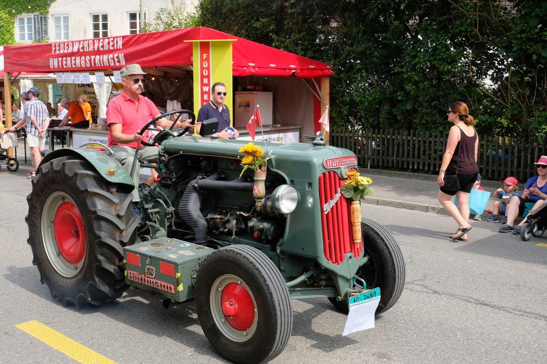 Rebblüetefäscht Weiningen 2018 Samstag Oldtimer-Traktor-Parade durchs Weininger Rebblüetefäscht-Gelände.
