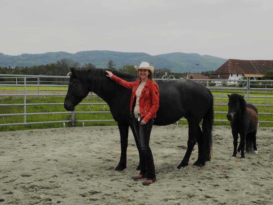 Isabel Steiner liebt das Cowgirl-Leben. Früher hat sie intensiv geritten, heute hat sie dafür kaum noch Zeit. Ihr Pfer Izaa-Bell und zwei Ponys hat sie immer noch auf der Ranch.