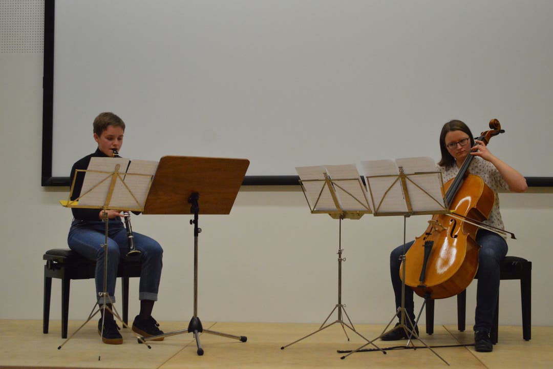 Musikschul-Konzert Zuletzt spielen Hanna, am Cello, und Anouk, an der Klarinette, zusammen ein Duett.