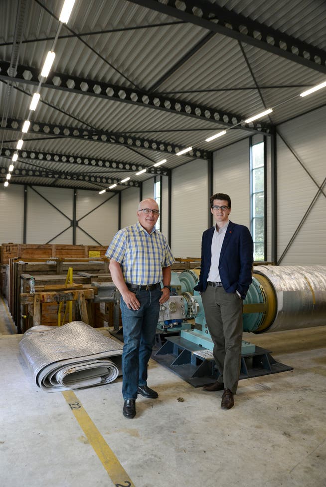 Michele Muccioli (r.) und Hanspeter Tinner von der Hiag-Gruppe in der ehemaligen Walzenhalle der Papierfabrik, wo bis im Sommer 2018 ein Rechenzentrum gebaut wird.