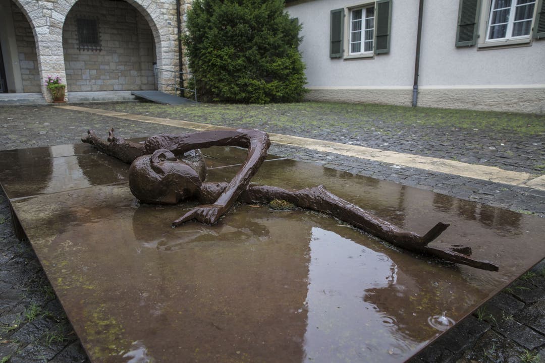 Künstler aus Derendingen stellen im Dorf Skulpturen aus Eine Skulptur von Schang Hutter