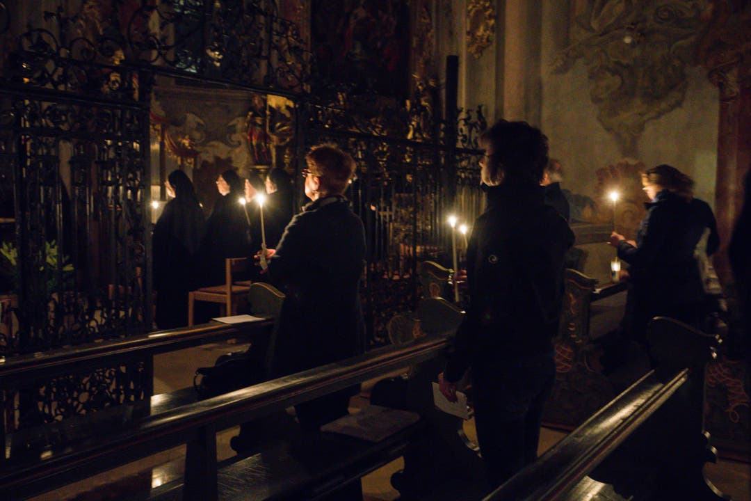 Nur die Kerzen erhellen die Klosterkirche