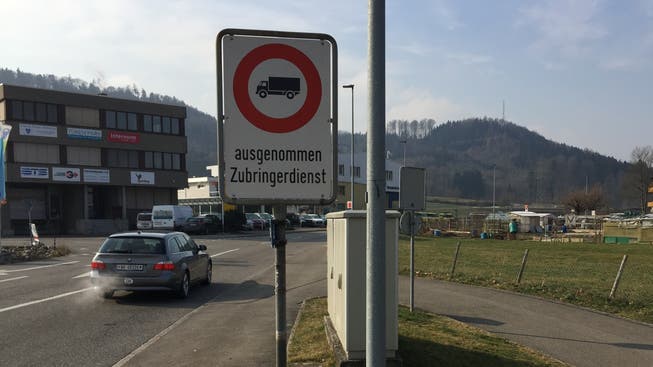 LKW-Fahrverbot in Suhr: Dieses Schild soll demontiert werden.