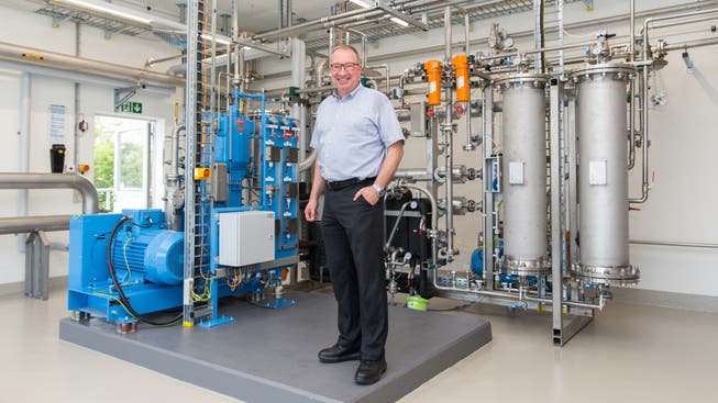 Geschäftsführer Markus Blättler erklärt die Abläufe der neuen Biogas-Anlage in der ARA Langmatt.