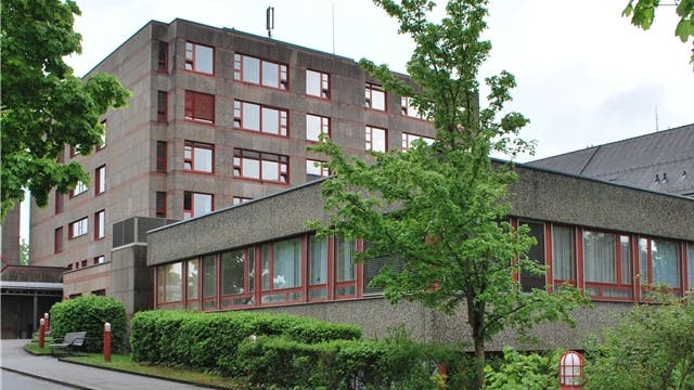 «Das Spital Laufenburg darf nicht geschlossen werden», schreiben CVP-Bezirksparteipräsident Martin Steinacher und Grossrat Werner Müller.