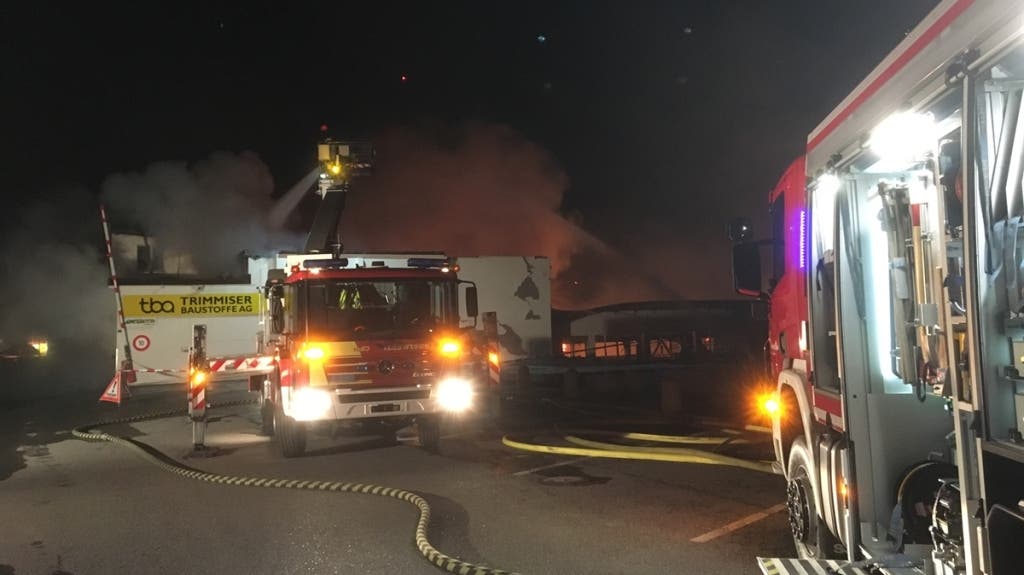 Trimmis (GR), 20. April In der Nacht auf Donnerstag ist auf einem Firmengelände in einem Gewerbegebiet in Trimmis (GR) ein Grossbrand ausgebrochen. Aufgrund der Nähe zur Autobahn A13 wurde die Südspur gesperrt.