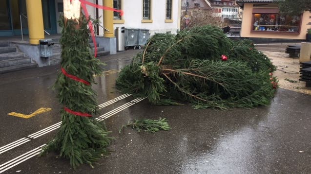 Der grosse Weihnachtsbaum beim Bahnhof Liestal wurde vom Sturm geknickt.