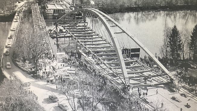 Ein Bild von historischem Wert: Die Luftaufnahme des Grenchner Fotografen Hans Ryf von den drei Brücken bei der Positionierung der neuen Brücke am 22. Februar 1997.