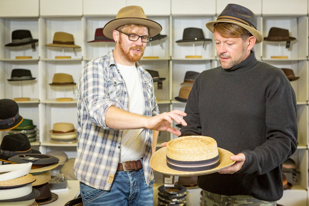 Michael von der Heide in der Risa Hutfabrik Zu den typischen Freiämter Strohhüten hat Hutfabrikant Huber noch einiges an Geschichte zu erzählen.
