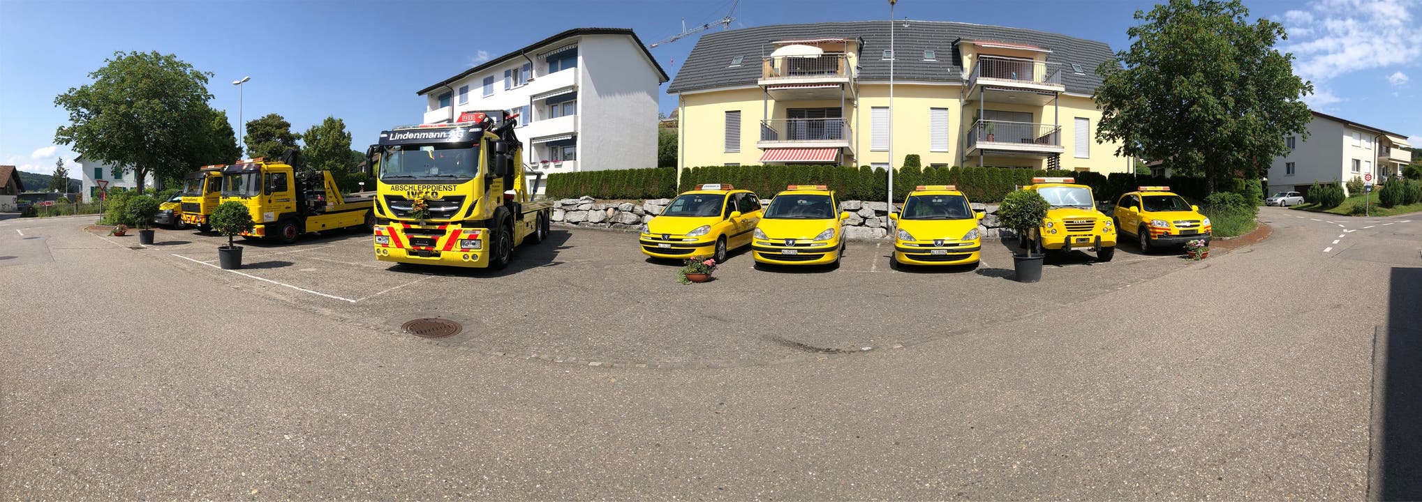 Der Fuhrpark des Unfall- und Bergungsdienstes Garage Lindenmann AG ist von acht auf neun Fahrzeuge gewachsen. Der Iveco Stralis (Mitte, mit Blumenschmuck) holt jeden SUV ab. zvg