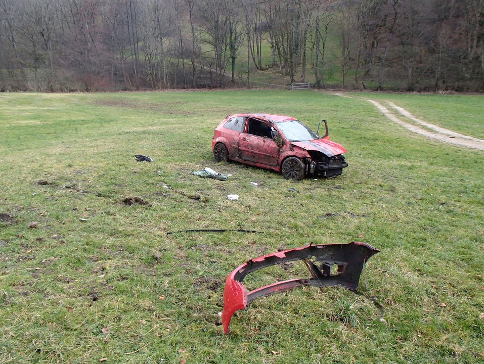 Küttigen (AG), 2. Februar In einer langgezogenen Linkskurve oberhalb von Küttigen setzte der Fahrer eines Ford Fiesta zum Überholen eines vorausfahrenden Autos an. Dabei verlor er die Herrschaft über den Wagen.