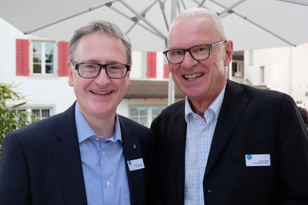 Natürlich war auch der neu gewählte Dietiker Stadtpräsiden, Roger Bachmann (links) vor Ort, hier zusammen mit alt FDP-Ortsparteipräsident Werner Hogg.