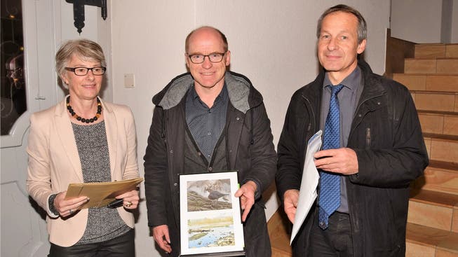 Paul Wiedmer (Mitte) und Martin Brügger übergeben die Unterschriften an Stadtschreiber Yvonne Brescianini.