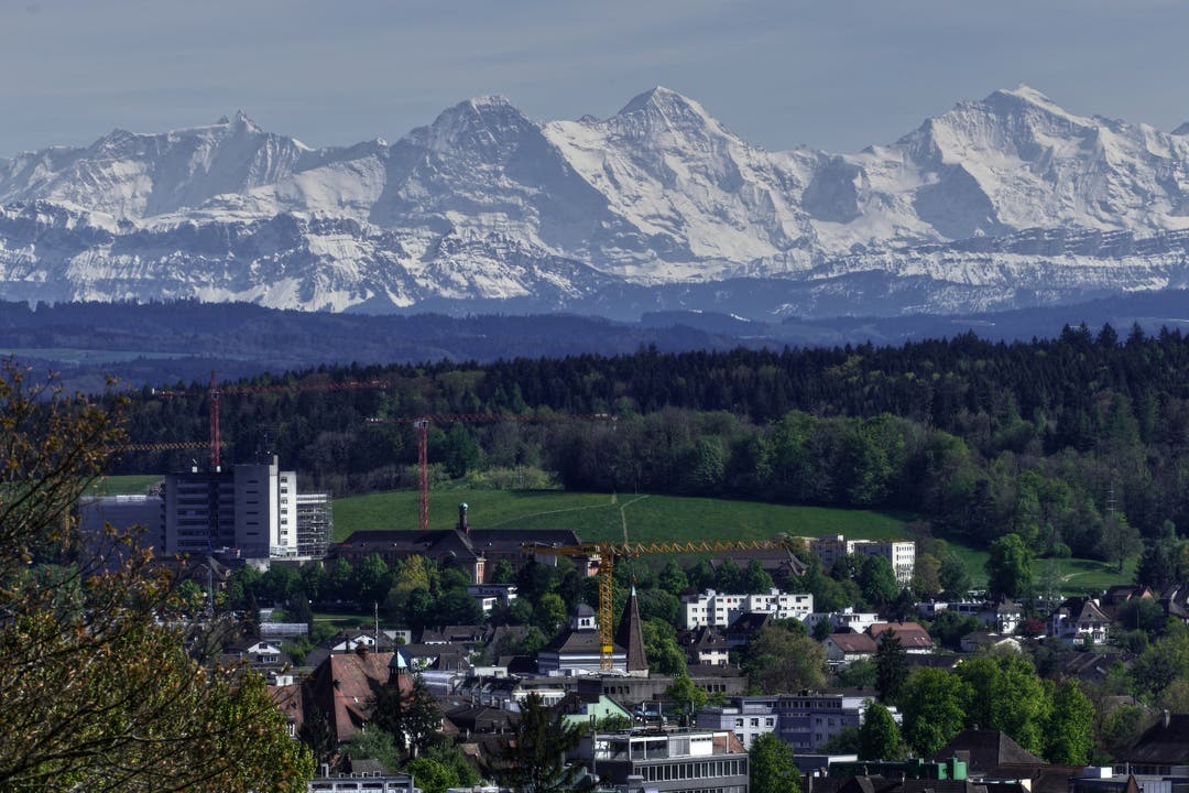 undefined Die Berner Hochalpen blicken auf Solothurn herab