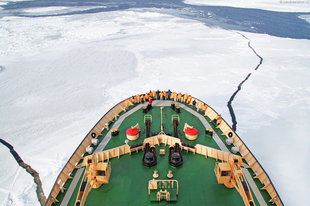 Antarktis - Weddellmeer -Eisbrecher bricht Packeis