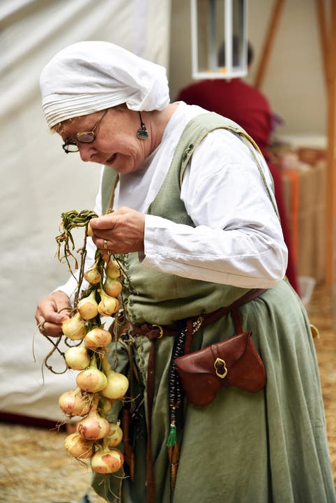 Eine Frau mit einem Zwiebelzopf