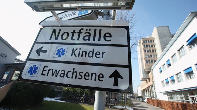 Wegweiser zum Kantonsspital Aarau: Die Zahl der Notfallpatienten steigt rasant.