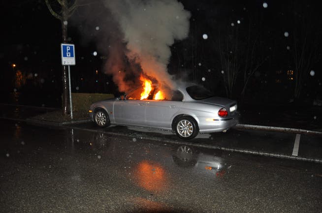 Flammen schiessen aus dem Auto.