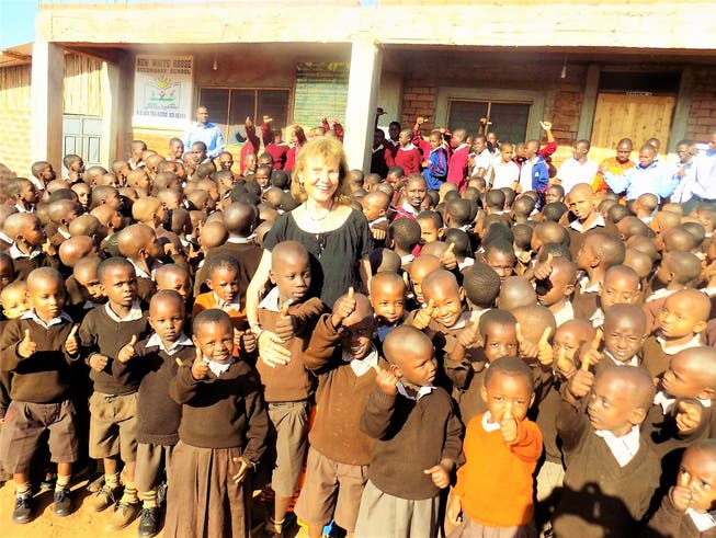 Annedore Biberstein inmitten einer kenianischen Kinderschar, die ihre Schule besucht.