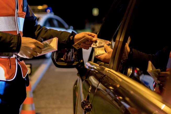 Bei den Kontrollen in der Nacht auf Samstag erwischte die Kantonspolizei einen Mann, der trotz Führerausweisentzug ein Fahrzeug lenkte. (Symbolbild)