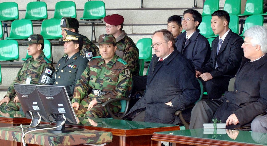 Der damalige Bundesrat Samuel Schmid besuchte 2006 mit koreanischen und Schweizer Offizieren den Beobachtungsposten Dora in Südkorea, nahe der militärischen Demarkationslinie zwischen den beiden Koreas.